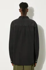 Camisa de manga larga celeste de denim con dos bolsillos frontales con solapa abotonada y logo de la marca en el bolsillo derecho.