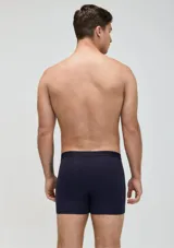Pack de dos bóxers largos, uno blanco y otro negro, confeccionados en algodón y elastano, con cintura elástica personalizada.