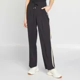 Pantalón negro de tiro alto con corte ancho, cintura elastizada con cordón ajustable y bandas laterales en color crudo.