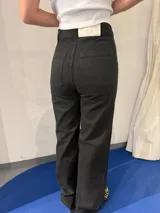 Pantalón de jean negro de corte wide leg.