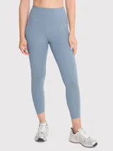 Calza deportiva larga color azul petróleo, de tiro alto y calce regular. Confeccionada con tecnología seamless para mayor comodidad.