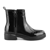 Bota corta negra de charol con cierre lateral y suela track.
