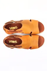 Sandalia baja con estampado animal print, detalles en cuero liso negro y verde, y hebilla dorada.