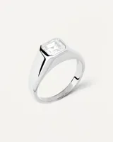 Anillo de plata bañado en oro con circonita blanca en forma cuadrada.