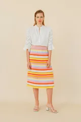 Falda midi tejida multicolor a rayas horizontales, plisada y de tiro medio.