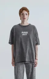 Remera negra con efecto nevado, de manga corta y cuello redondo. Estampado frontal con la leyenda 'Rave Art' en color blanco.