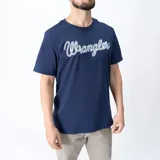 Remera azul marino de manga corta con el logo de Wrangler en el frente, con tipografía cursiva en color celeste delineada con un patrón de cuerda blanca.
