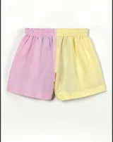Short con cintura elástica, diseño a rayas verticales en colores pastel y bolsillos laterales.