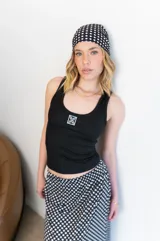 Musculosa de morley viscosa color negro, con cuello redondo y logo bordado en el pecho.