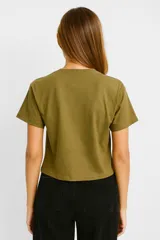 Remera de manga corta color blanco, corte holgado y cuello redondo. Presenta un estampado frontal con un diseño de sello postal con flores de cerezo.