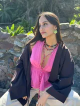 Collar corto con escallones de ojo de tigre y cuentas de colores intercaladas. Se cierra con cadena de acero quirúrgico y ganchito para regular el largo.