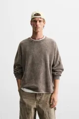 Sweater marrón de cuello redondo y manga larga, tejido con textura bouclé y efecto lavado.