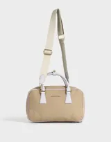 Cartera bowling color beige con detalles en blanco, doble asa corta de mano y correa regulable desmontable.