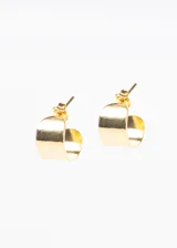 Aros tipo argolla anchos con baño de oro 18k, hipoalergénicos.
