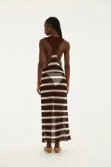 Vestido largo de crochet a rayas horizontales marrones y blancas, con tirantes anchos y corte recto.