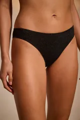 Bombacha vedetina negra con textura brillante.