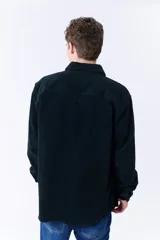 Sobrecamisa verde oscuro de pana con cuello clásico, cierre frontal con botones, dos bolsillos de parche en el pecho y corte recto.