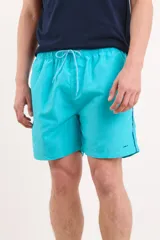 Short de baño azul marino con cintura elástica y cordón ajustable. Detalle de ribete blanco en el lateral.
