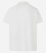 Remera de algodón color crema con cuello redondo y mangas cortas. Presenta un estampado rectangular con la imagen de un auto rojo en un paisaje y texto en la parte inferior.