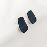 Aros pequeños de alpaca con ágata natural de color azul.