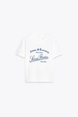 Camiseta blanca de cuello redondo y manga corta con estampado de texto en azul.