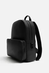 Mochila negra con textura y acabado engomado. Tiene un compartimento principal con cierre de cremallera, un bolsillo interior con cierre, un bolsillo frontal con cierre, un asa de mano, dos asas de hombro ajustables, parte posterior acolchada y banda de sujeción para equipaje.