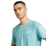Remera deportiva Adidas color celeste con cuello redondo y mangas cortas. Presenta el logo de la marca en el pecho y las tres líneas características en las mangas.