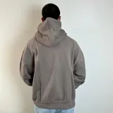 Canguro gris topo de corte boxy con capucha y mangas largas.