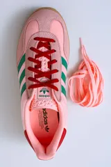 Championes Adidas Gazelle Indoor color rosa con detalles en verde y rojo.