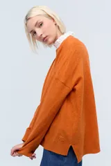 Sweater de punto en color naranja, con escote redondo y corte holgado.