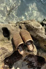 Sandalias tipo zueco color marrón con capellada tejida en cuero con rafia.