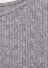 Camiseta gris de punto canalé con cuello barco y mangas largas. Diseño entallado.