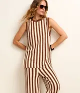 Conjunto de top sin mangas y pantalón palazzo a rayas verticales marrones y beige.