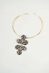 Set de collar y aros dorados con dije de flor con estampado animal print. El collar es tipo choker y los aros son colgantes.