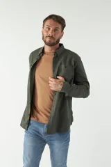 Camisa de hombre color marrón con efecto stone wash, fit regular, cuello americano, cierre con botones, dos bolsillos frontales con botón y mangas largas con puños abotonados.