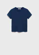 Remera azul de manga corta y cuello redondo, confeccionada en algodón.