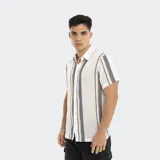 Camisa de manga corta con rayas verticales en tonos blanco, gris y beige.