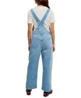 Enterito de jean azul con peto frontal, tirantes ajustables y botones laterales. Tiene bolsillos en el peto, laterales y traseros.