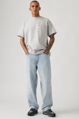 Pantalón de jean celeste, corte holgado, tiro medio, con bolsillos delanteros y traseros.