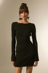 Vestido corto negro de tejido acanalado, manga larga y escote barco.