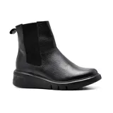 Bota de cuero color salmón, con elásticos laterales y plataforma blanca.