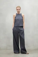 Camisa sin mangas color gris, confeccionada en 80% lino y 20% lino reciclado, con cuello redondo y corte recto.