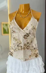 Top marrón con escote halter, bordado con flores y lentejuelas.