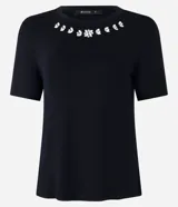 Blusa roja de mangas cortas confeccionada en viscosa con cuello redondo con apliques brillantes en formas florales.