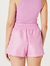 Short celeste con cintura elastizada y cordón ajustable verde flúor.