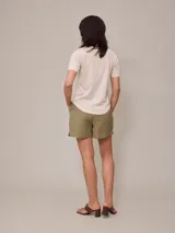 Short color beige de algodón y lino, con cintura alta y pinzas delanteras.