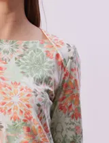 Remera de algodón estampado con flores, de la marca Ruby Rd. Tiene mangas 3/4 y escote cuadrado.