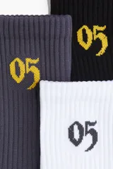 Pack de cinco pares de medias deportivas acanaladas en colores negro, gris oscuro, gris claro, blanco y azul oscuro. Cada par tiene un número bordado en el tobillo. Confeccionadas con tejido DryMove™ que ayuda a absorber el sudor.