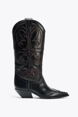 Bota de cuero negra estilo cowboy con bordados marrones, caña ancha, doble tirador y tacón medio.