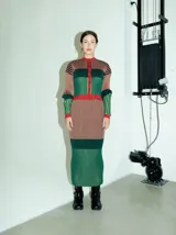 Falda midi acanalada con diseño a rayas verticales en tonos rosados, celestes y blancos.